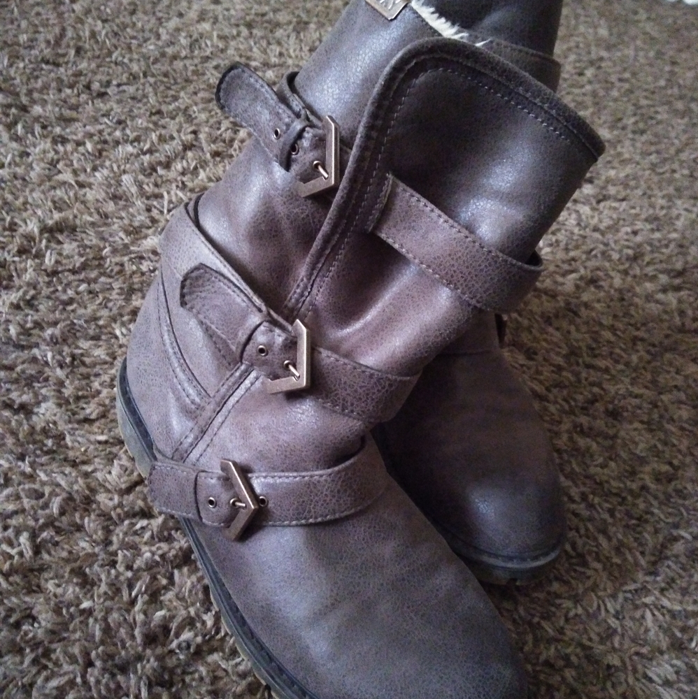 9.5 Woman's Roxy Boots